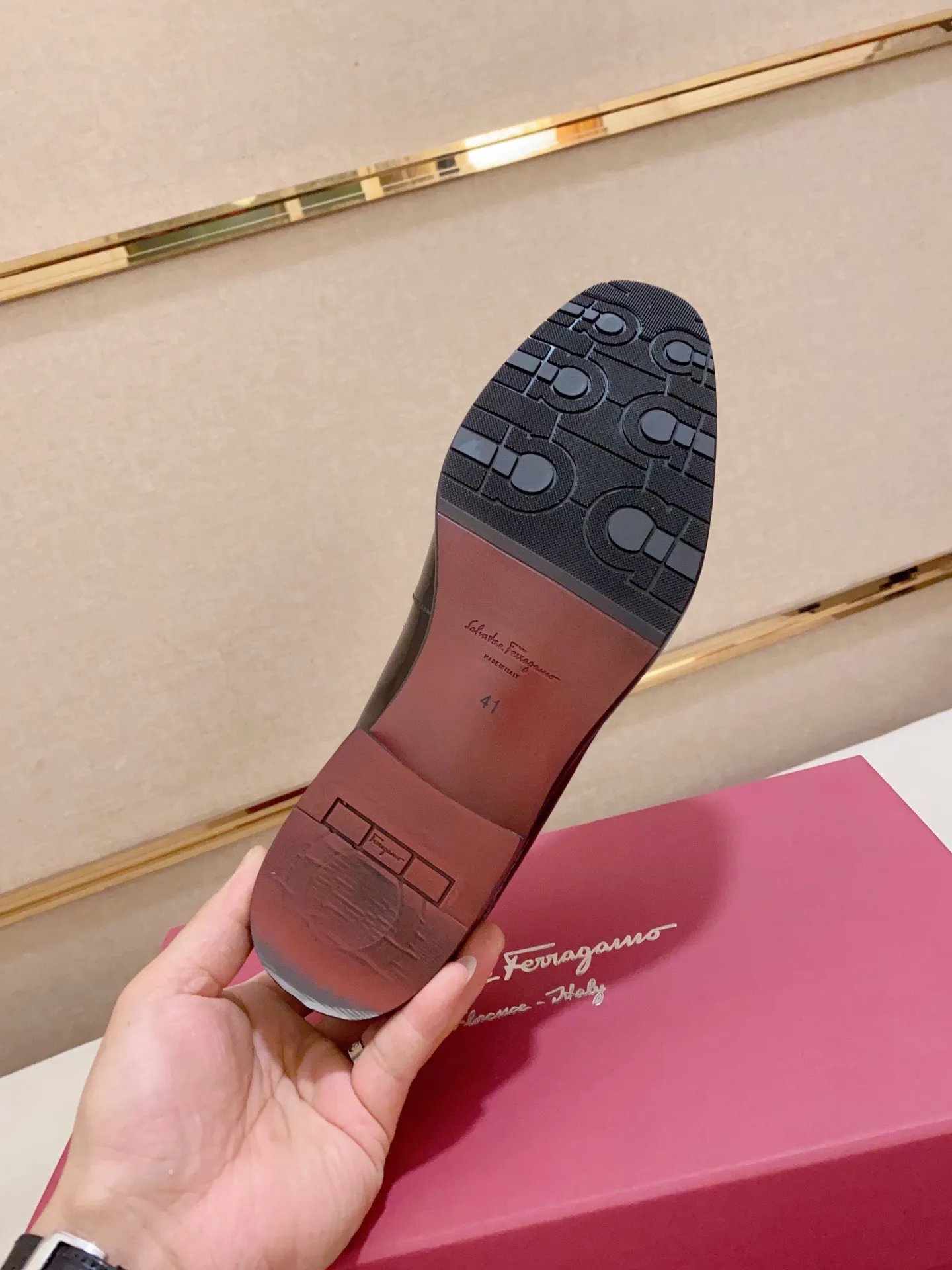 Men's shoes💰: 520💰 High version Ferragamo quality! 🆕🆕Exclusive hot-selling products in stock🔥🔥New products on the shelves, high-quality shoes, high-end driving shoes, with complete packaging! 💪 💪 Material: imported patented cowhide 🐂 + imported high-quality water-dyed cowhide lining + wear-resistant outsole 👍🏻👍🏻 Features: high-end and comfortable, purely handmade 🚀 🚀 Create the perfect shoes that suit you best 🔥 🔥 Size: (38-44) Can be customized 45 non-returnable!